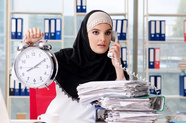 オフィスで働く女性イスラム教徒の従業員 — ストック写真