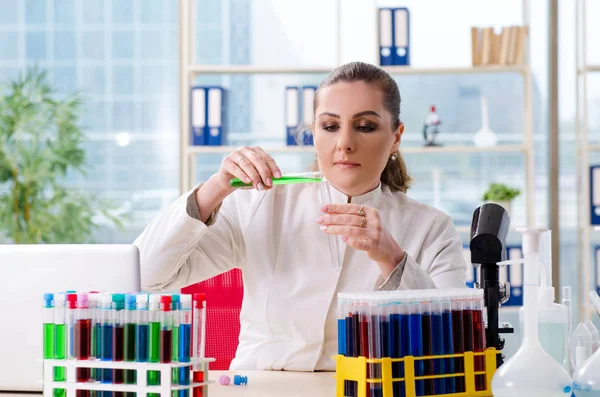 Química feminina a trabalhar no laboratório médico — Fotografia de Stock