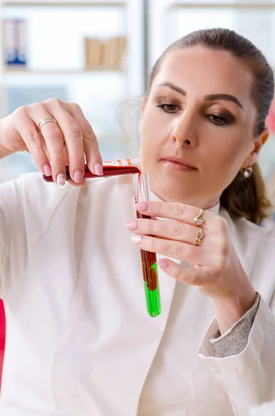 Vrouwelijke chemicus werken in medische laboratorium — Stockfoto