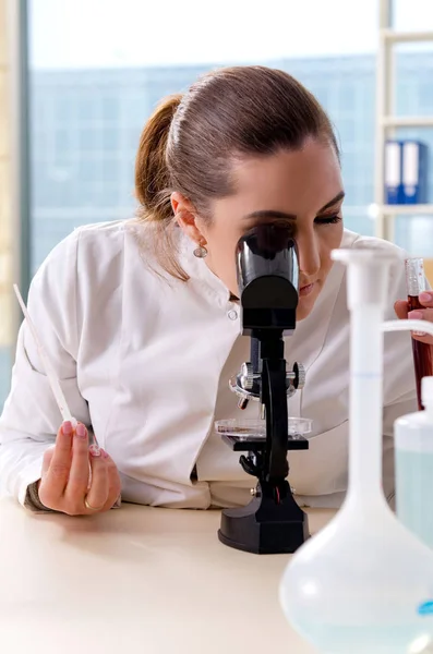 Kobiece chemik pracuje w laboratorium medyczne — Zdjęcie stockowe
