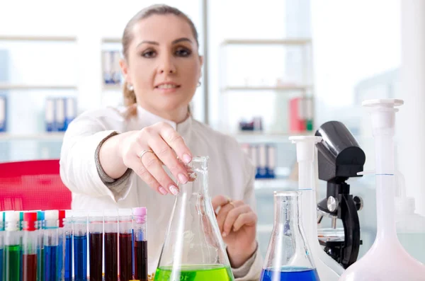 Química feminina a trabalhar no laboratório médico — Fotografia de Stock