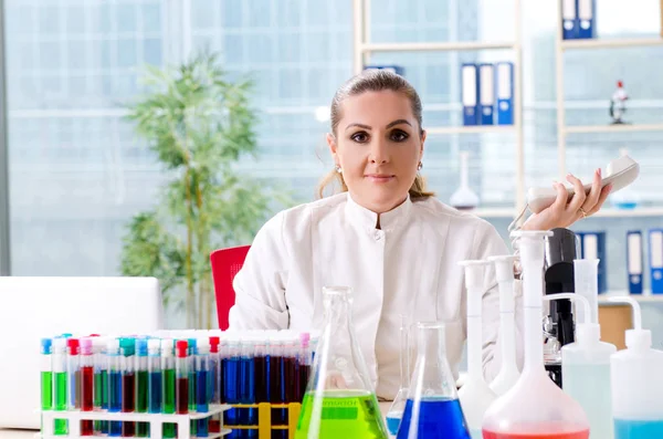 Ženské Chemik Pracující Lékařské Laboratoři — Stock fotografie