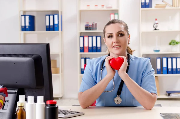 Female doctor cardiologist working in the clinic — Stock Photo, Image