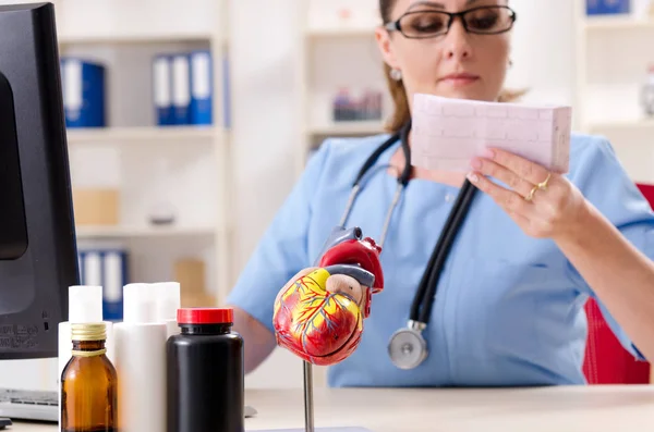 Cardióloga doctora que trabaja en la clínica — Foto de Stock