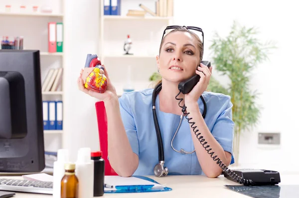Vrouwelijke cardioloog werkzaam in de kliniek — Stockfoto