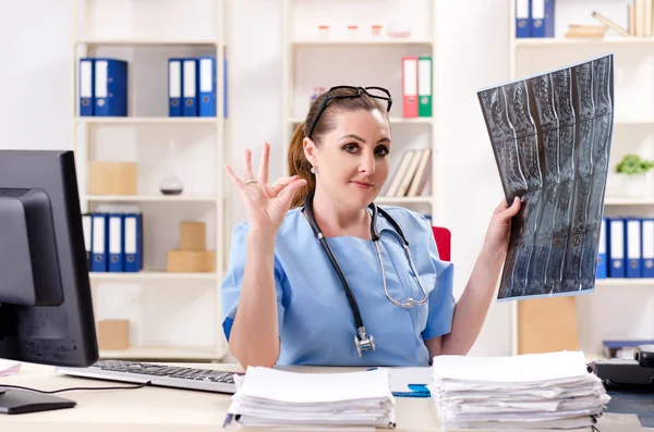 Vrouwelijke arts radioloog werken in de kliniek — Stockfoto