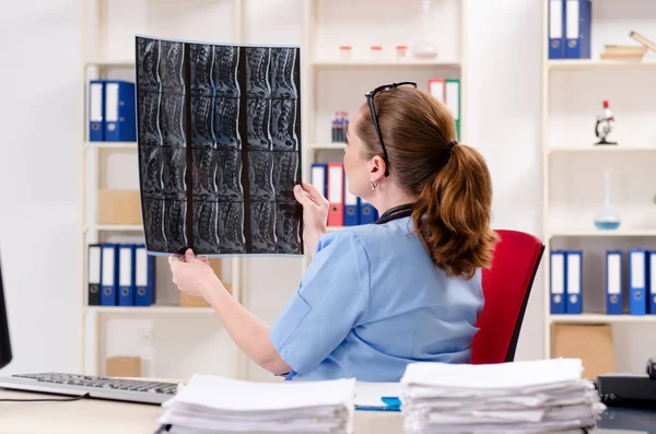 Médecin radiologue femme travaillant à la clinique — Photo