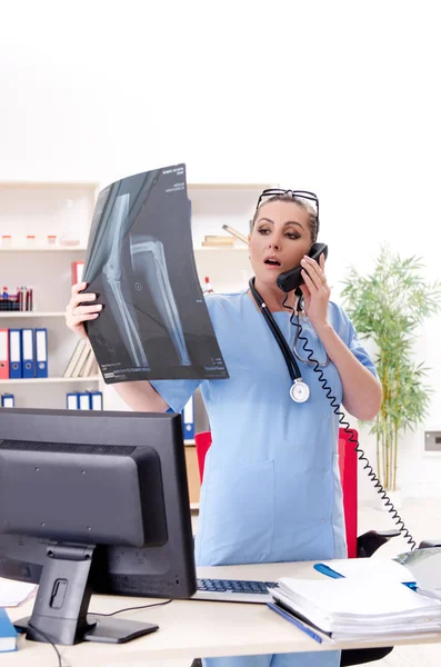 병원에서 일 하는 여성 의사 방사선 — 스톡 사진