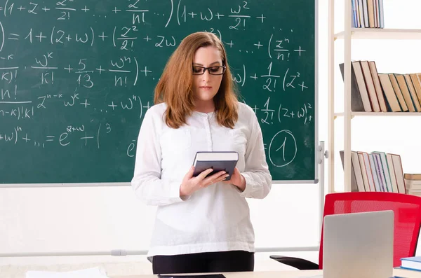 Guru matematika perempuan di kelas — Stok Foto