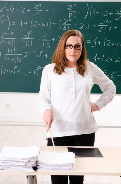 Female math teacher in the classroom — Stock Photo, Image