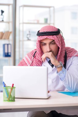 Arap doktor klinikte çalışan 