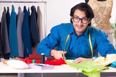 Atölyede çalışan genç bir terzi. 