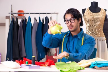 Atölyede çalışan genç bir terzi. 