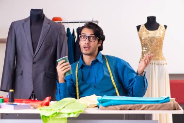 Atölyede çalışan genç bir terzi. 