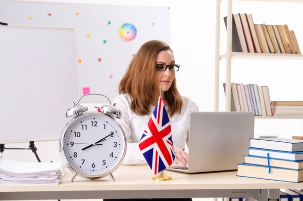 Insegnante di lingua inglese femminile nel concetto di gestione del tempo — Foto Stock
