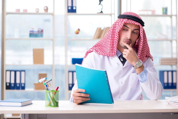 Medico arabo che lavora in clinica — Foto Stock