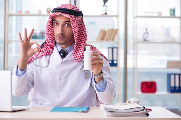 Médico árabe trabajando en la clínica — Foto de Stock