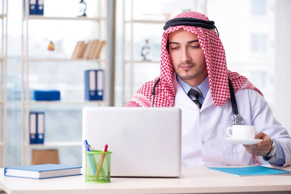 Arabische arts werkzaam in de kliniek — Stockfoto