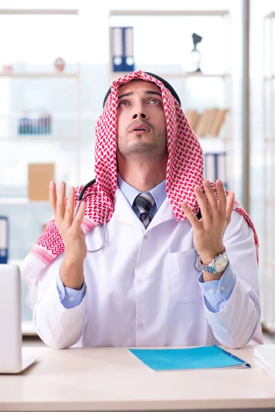 Arabiska läkare arbetar på kliniken — Stockfoto