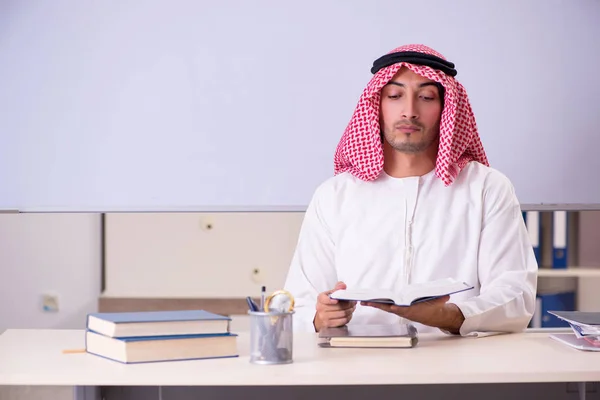 Arabský učitel před tabulí — Stock fotografie