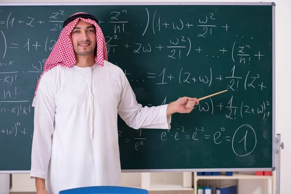 Арабські вчитель перед дошці — стокове фото