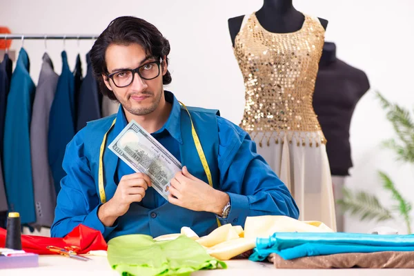 Giovane sarto maschile che lavora in officina — Foto Stock