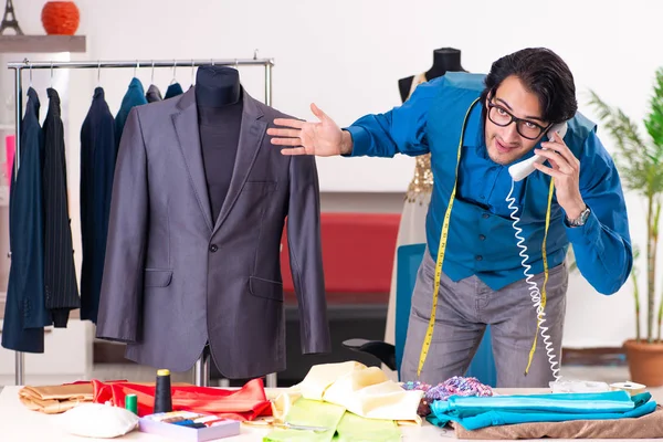 Joven sastre masculino trabajando en el taller —  Fotos de Stock