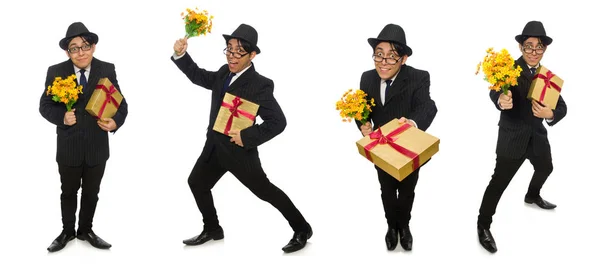 Homme drôle avec des fleurs et boîte cadeau — Photo