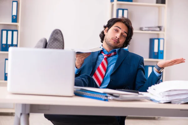 Jovem Empresário Bonito Sentado Escritório — Fotografia de Stock