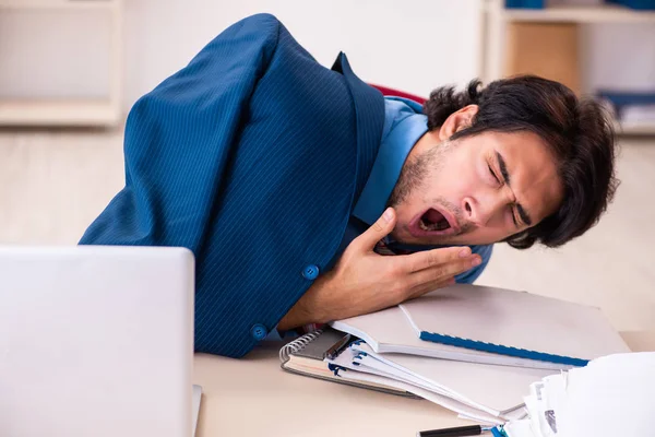 Jovem empresário bonito sentado no escritório — Fotografia de Stock