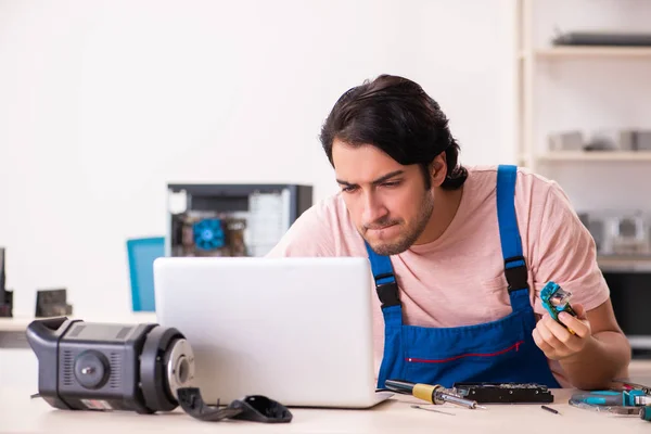 Jeune entrepreneur masculin réparer l'ordinateur — Photo