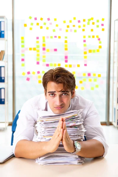 Empresario ocupado trabajando en la oficina — Foto de Stock