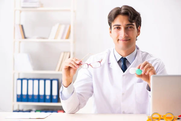 Jung hübsch doktor okulist working bei die klinik — Stockfoto