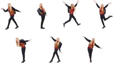 Sırt çantalı genç bir kadın bembeyaz 