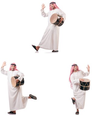 Arap adam beyaz izole davul ile