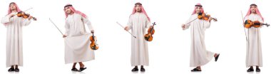 Arap adam beyaz izole keman çalıyor