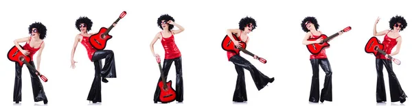 Frau mit Afro-Perücke spielt Gitarre — Stockfoto