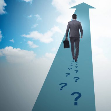 Soru patika üzerinde çekip işadamı