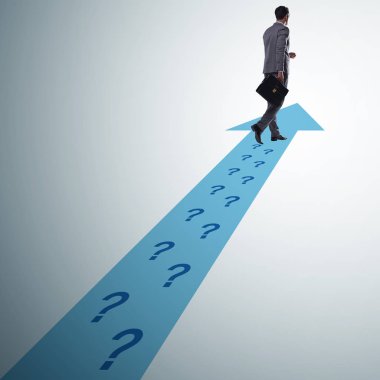 Soru patika üzerinde çekip işadamı