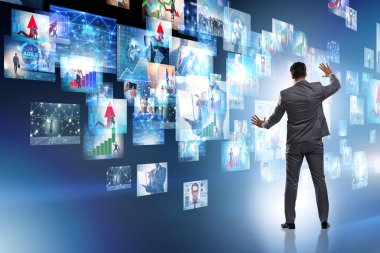 Streaming video ile işadamı kavramı