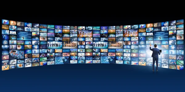 Concept van streaming video met zakenman — Stockfoto