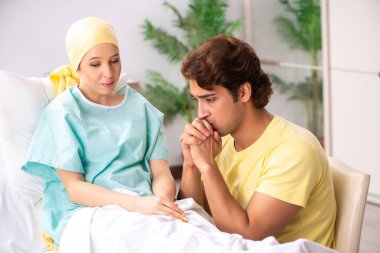 Karısı hastanede bakıyorum kocam 