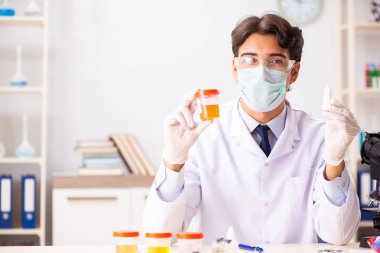 Laboratuvarda çalışan yakışıklı bir kimyager.