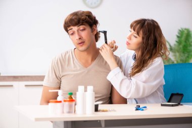 Doktor otorhinolaryngologi ziyaret işitme sorunu olan hasta