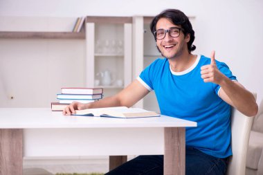 Evde Genç yakışıklı öğrenci 