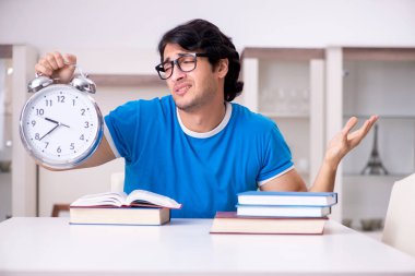 Evde Genç yakışıklı öğrenci 