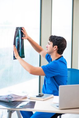 Hastanede çalışan yakışıklı genç bir doktor. 