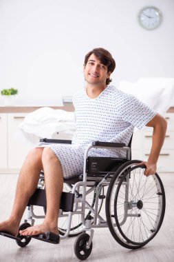 Yakışıklı delikanlı hastanede tekerlekli sandalyede 