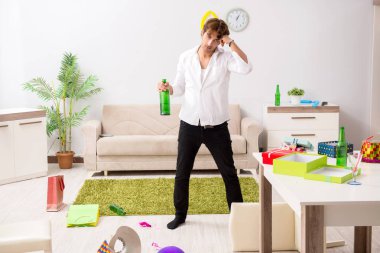 Genç adam akşamdan sonra parti 