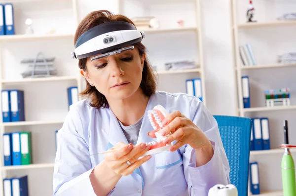 Médecin féminin travaillant sur un nouvel implant dentaire — Photo